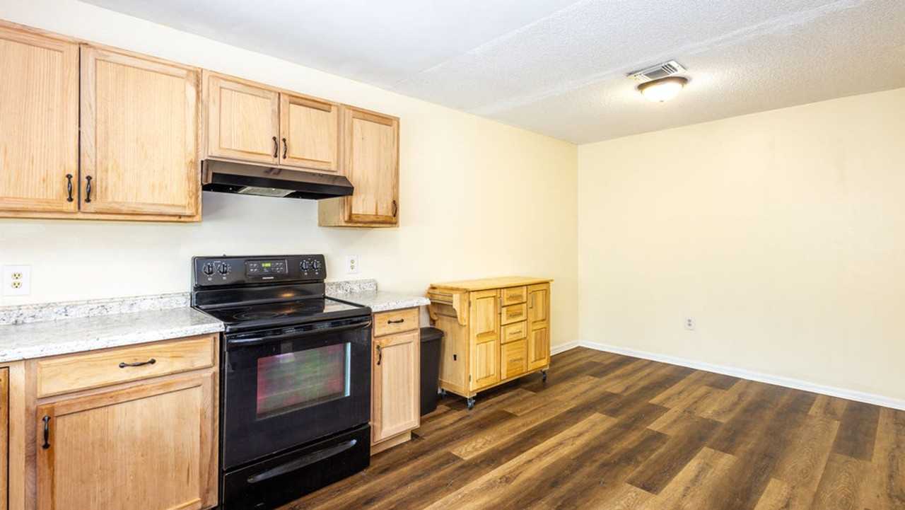 549 Hunter Cir - Photo 6 of 12