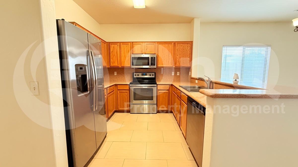 331 E Saddle Way - Photo 3 of 31