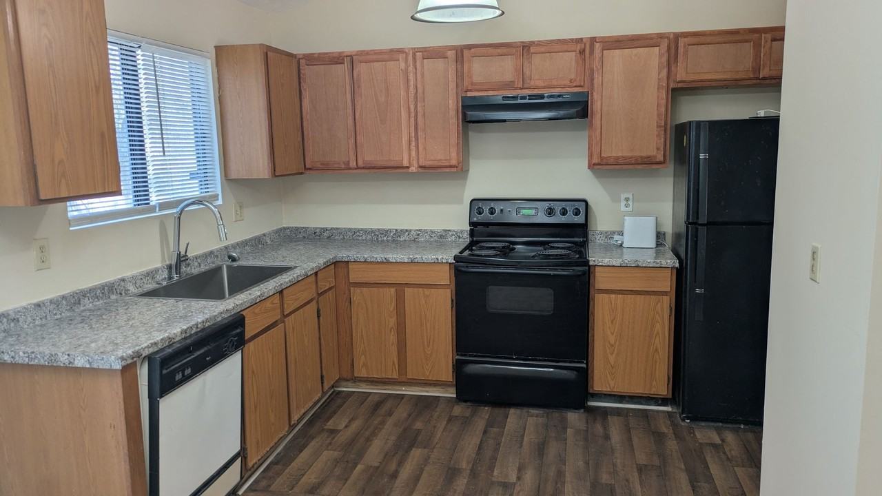 926 Hemingway Rd - Photo 2 of 10