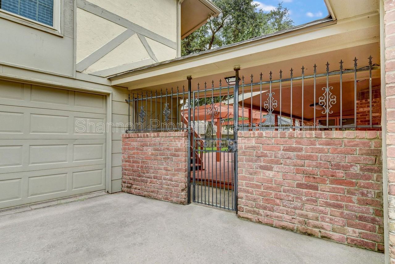 15606 Dawnbrook Dr - Photo 2 of 25