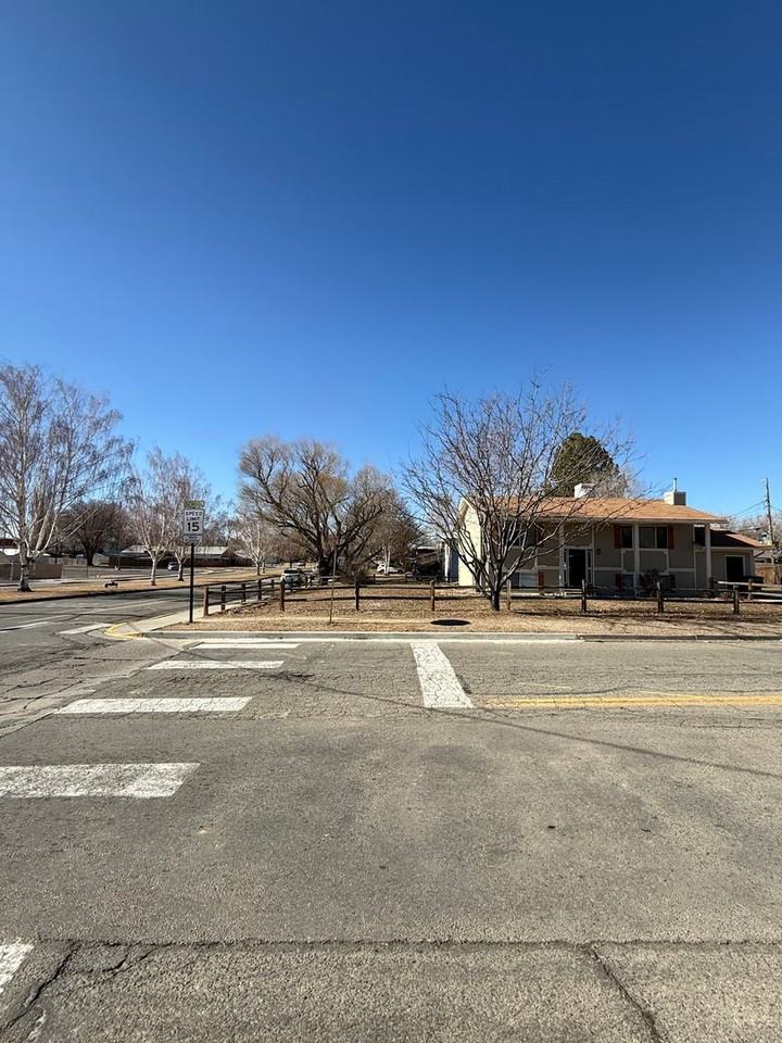 201 N Park St - Photo 2 of 25