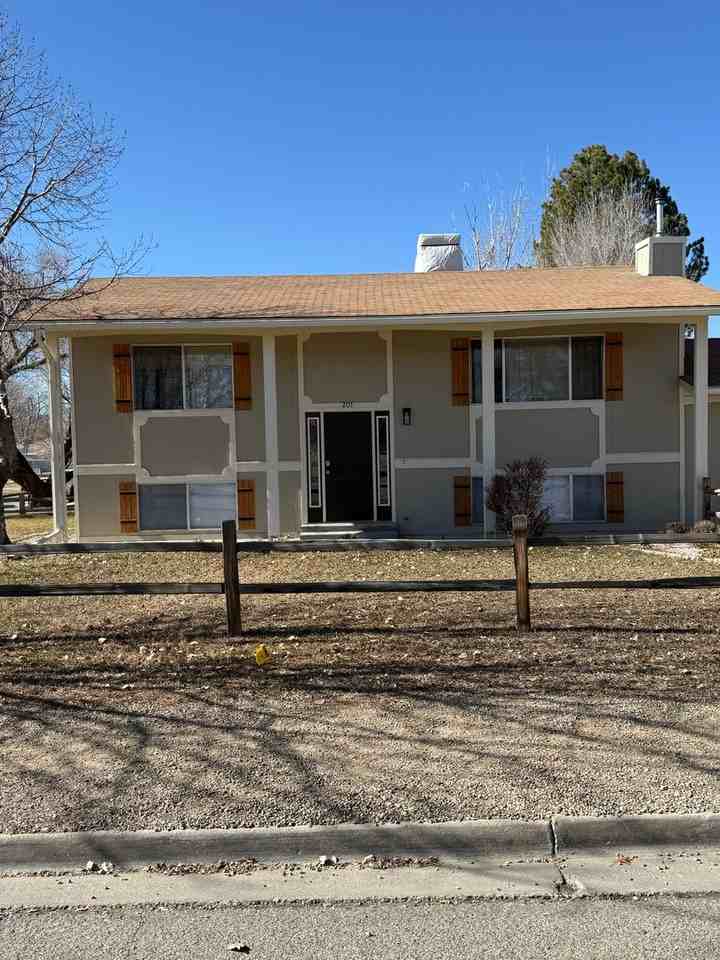 201 N Park St - Photo 3 of 25