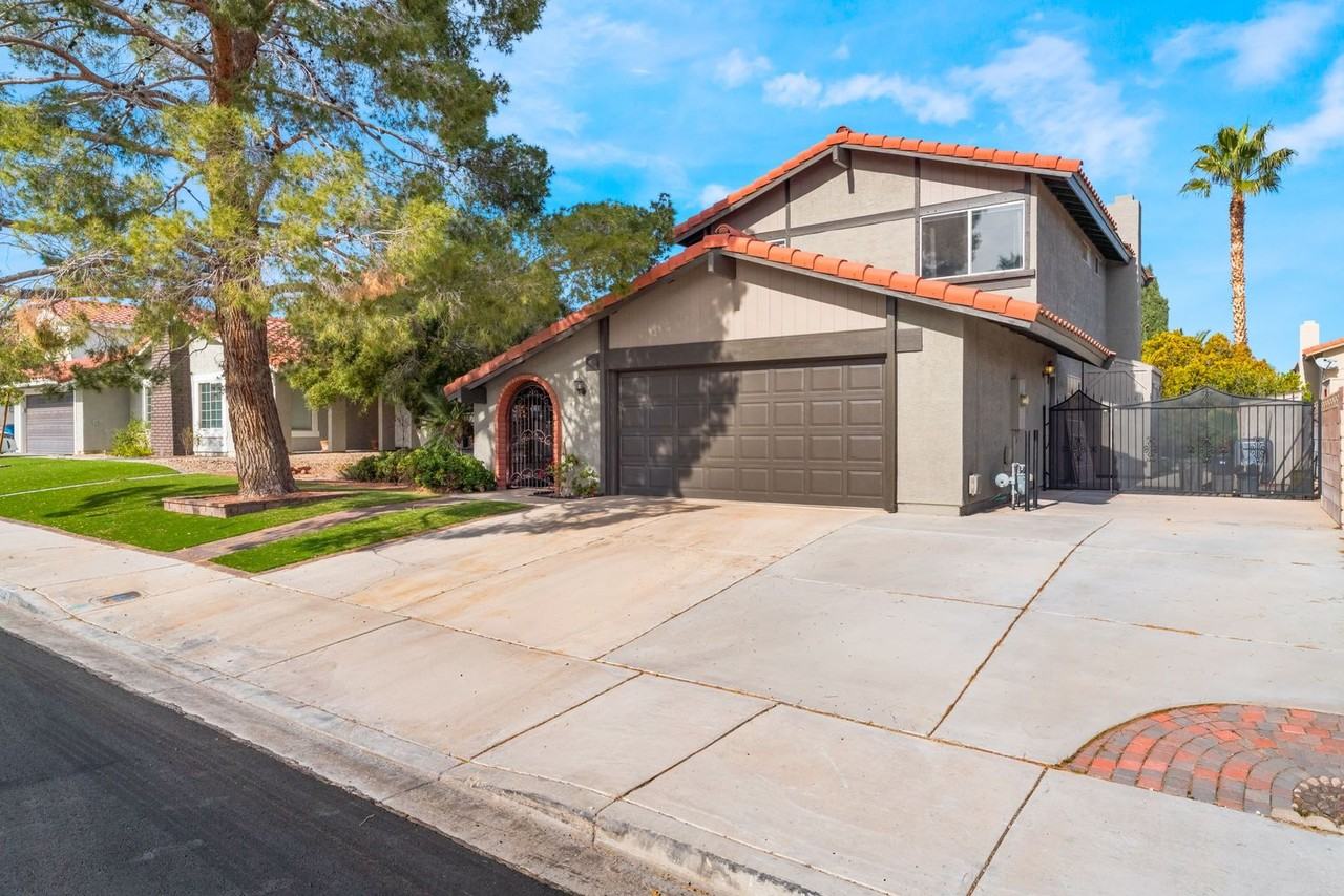 8704 Isola Dr - Photo 2 of 25