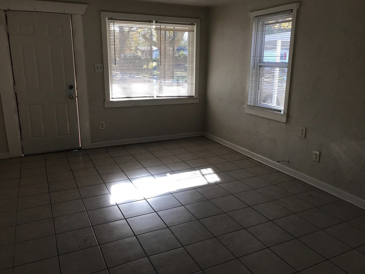 812 W 48th St - Photo 2 of 7