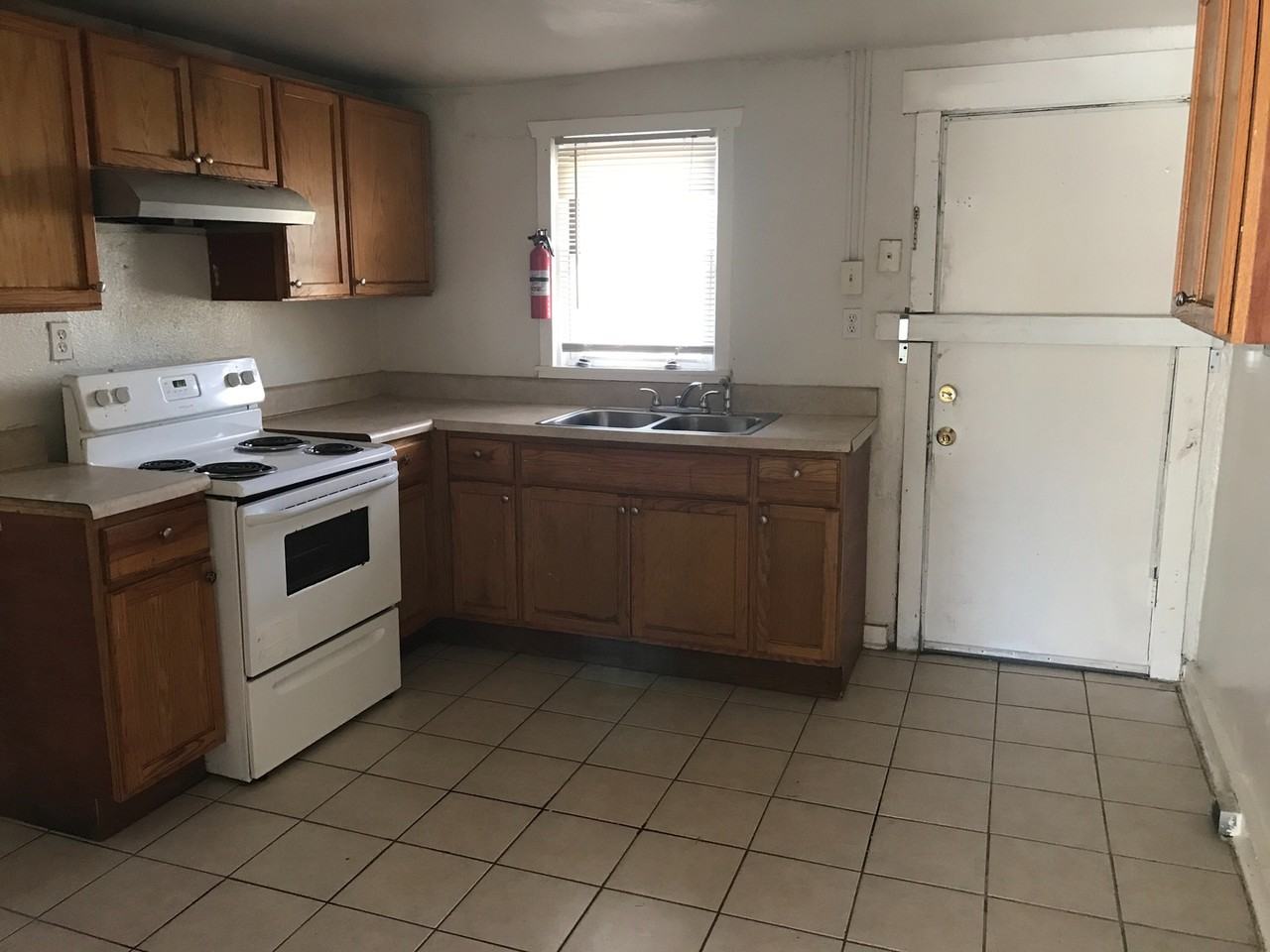 812 W 48th St - Photo 3 of 7