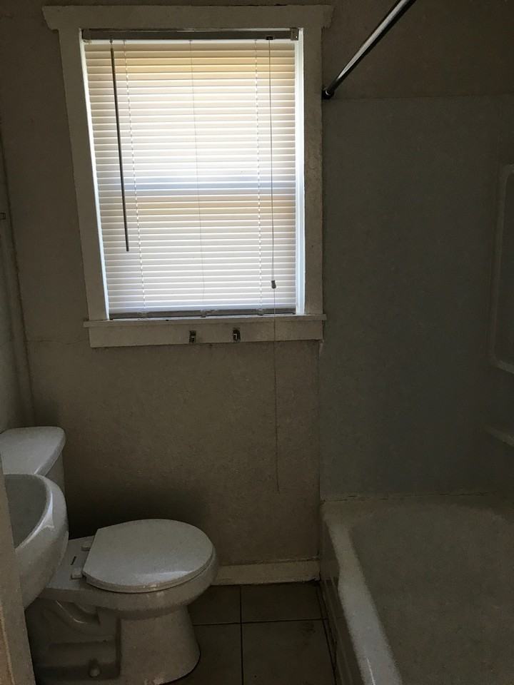 812 W 48th St - Photo 6 of 7