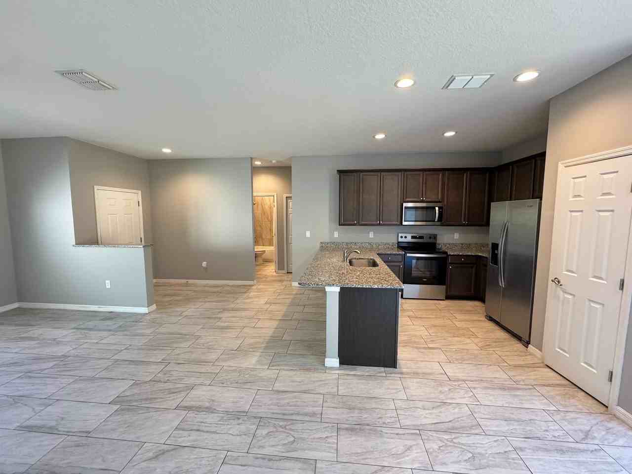 2570 Rayburn Ave Se - Photo 6 of 32