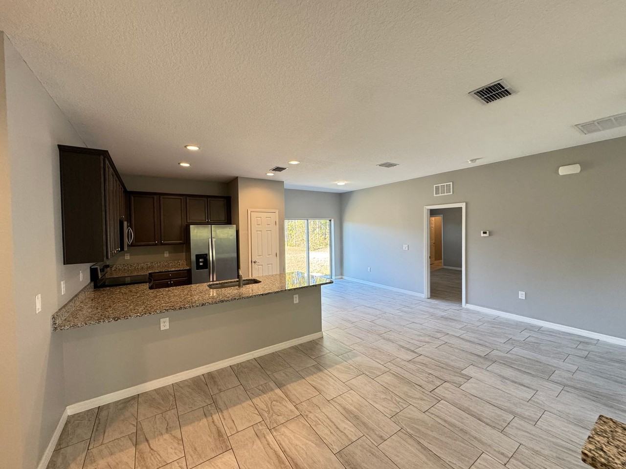 2570 Rayburn Ave Se - Photo 5 of 32