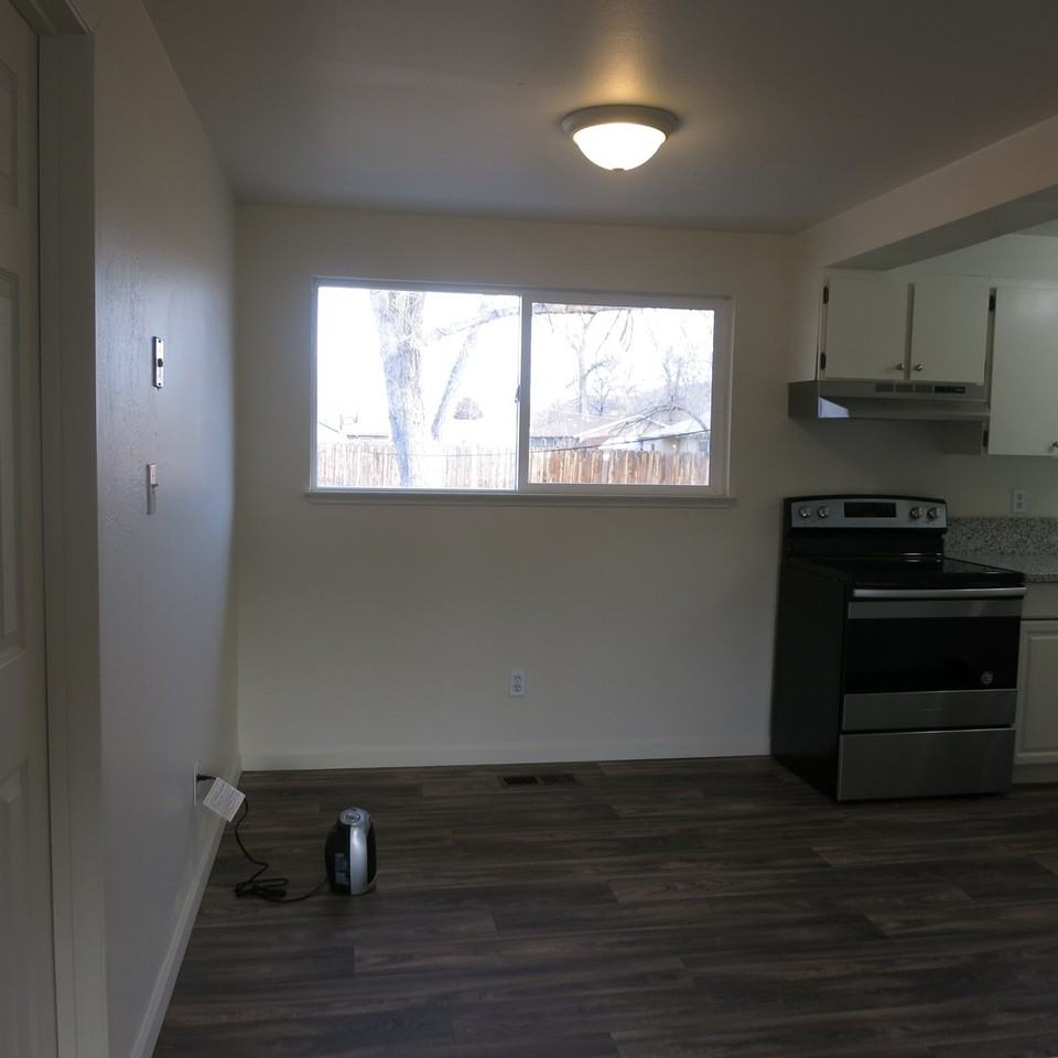 330 Diane Way - Photo 5 of 16