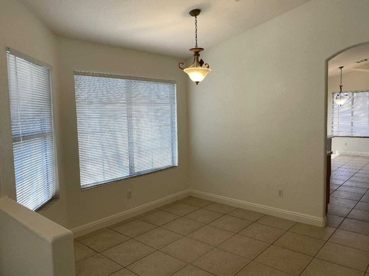 1069 Ashwood Bay Ave - Photo 3 of 10