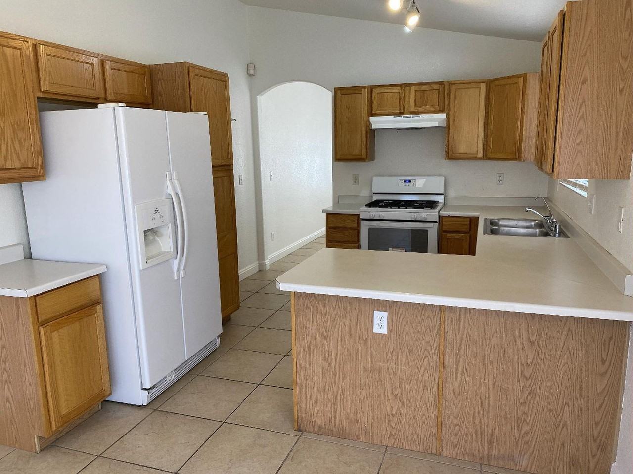 1069 Ashwood Bay Ave - Photo 4 of 10