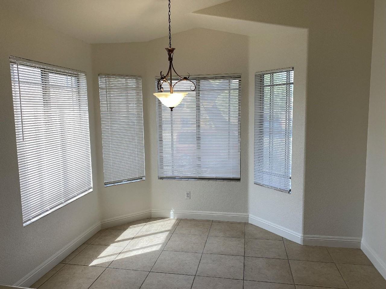 1069 Ashwood Bay Ave - Photo 5 of 10