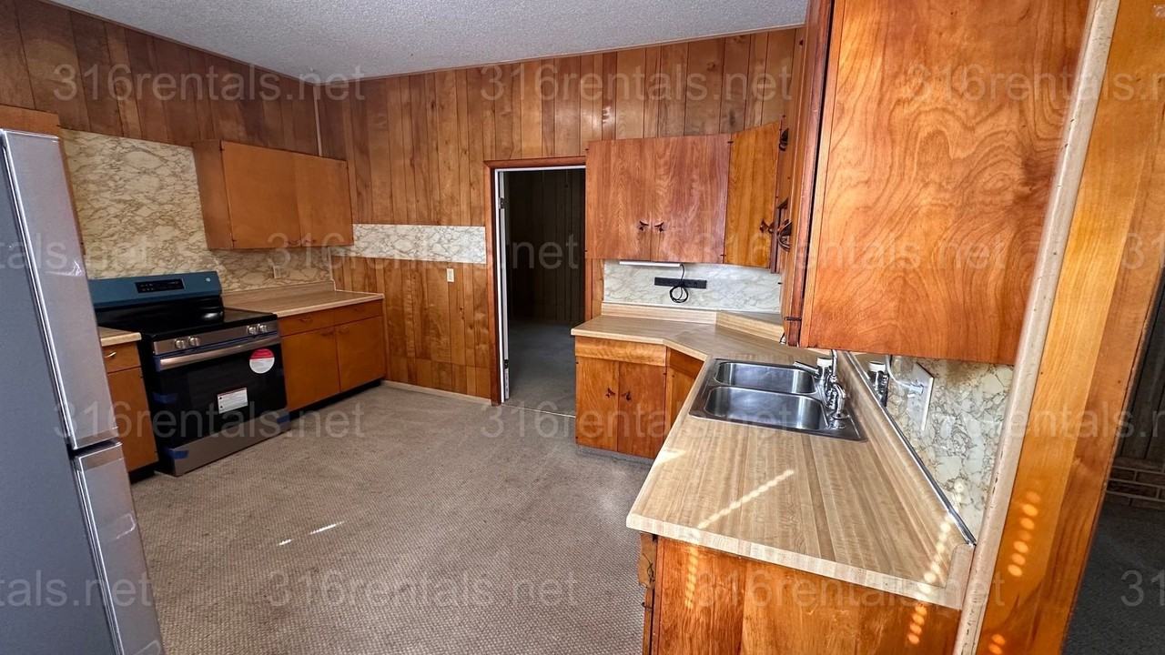 1325 S Waco Ave - Photo 6 of 24