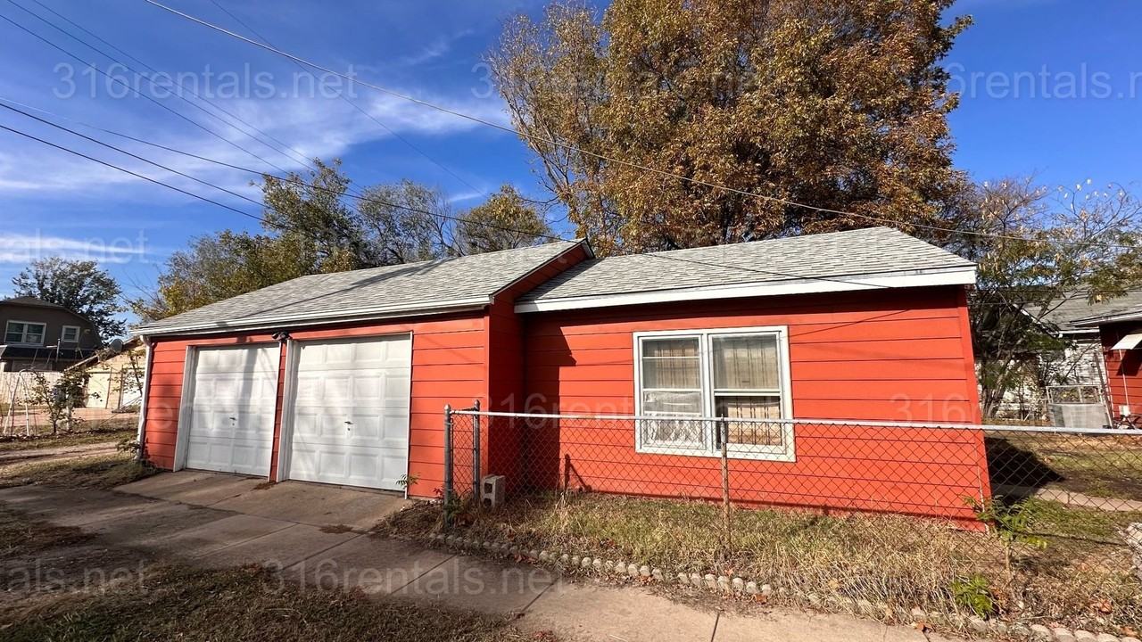 1325 S Waco Ave - Photo 4 of 25