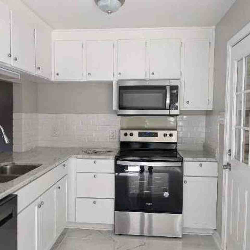 5323 Forest Park Dr - Photo 4 of 15