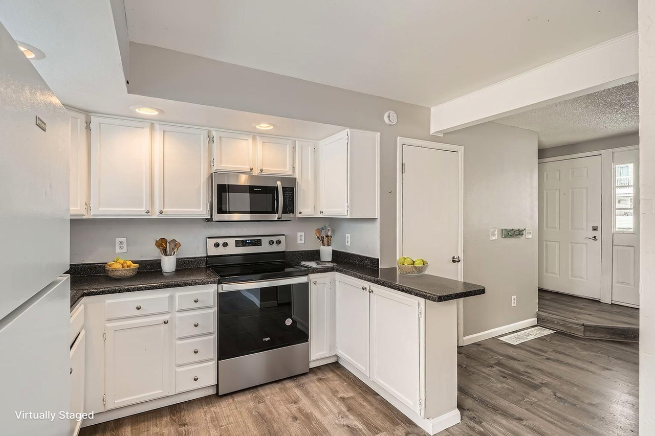 983 S Pitkin Ct - Photo 3 of 14