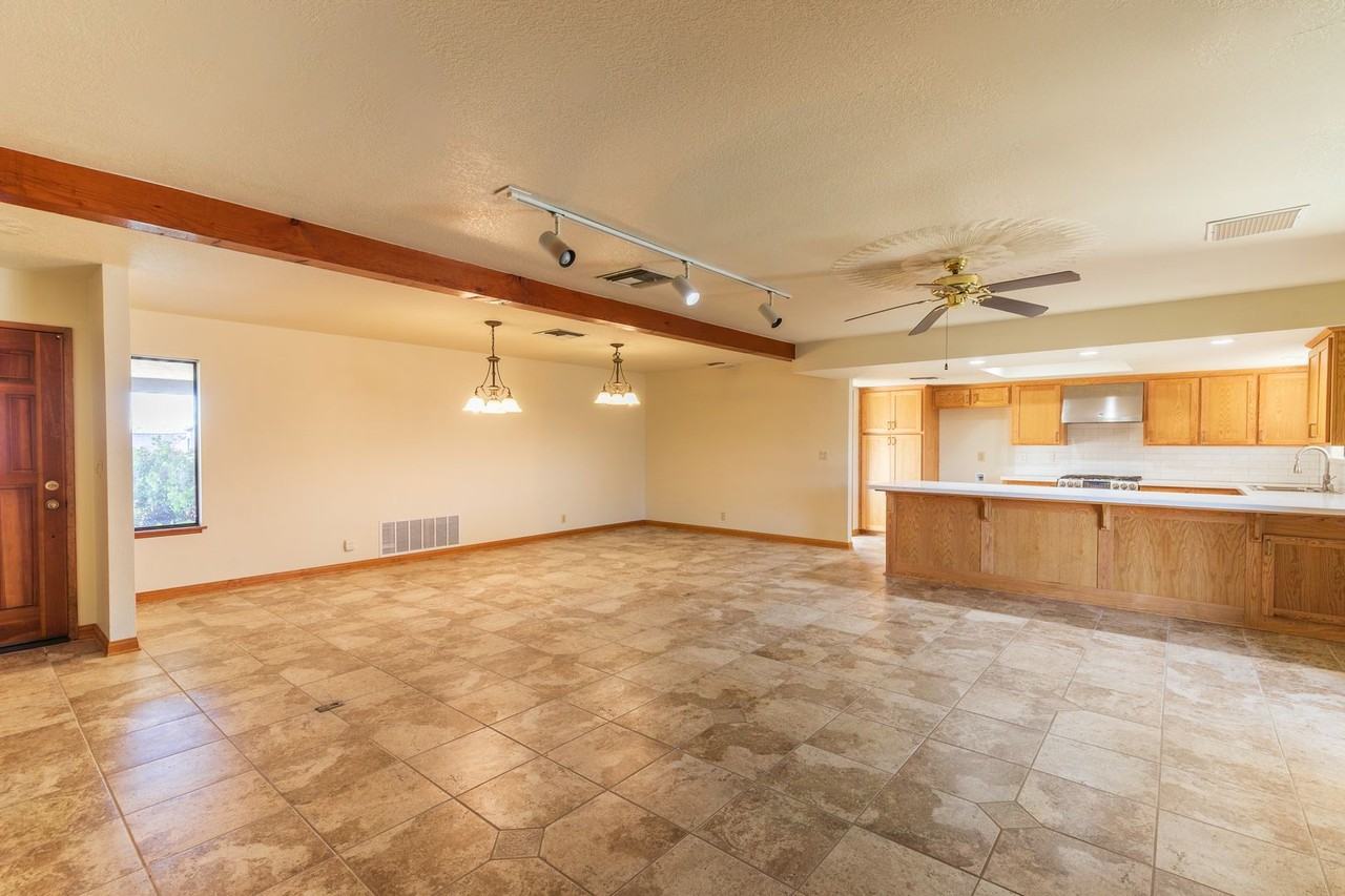 325 S Locust St - Photo 4 of 23