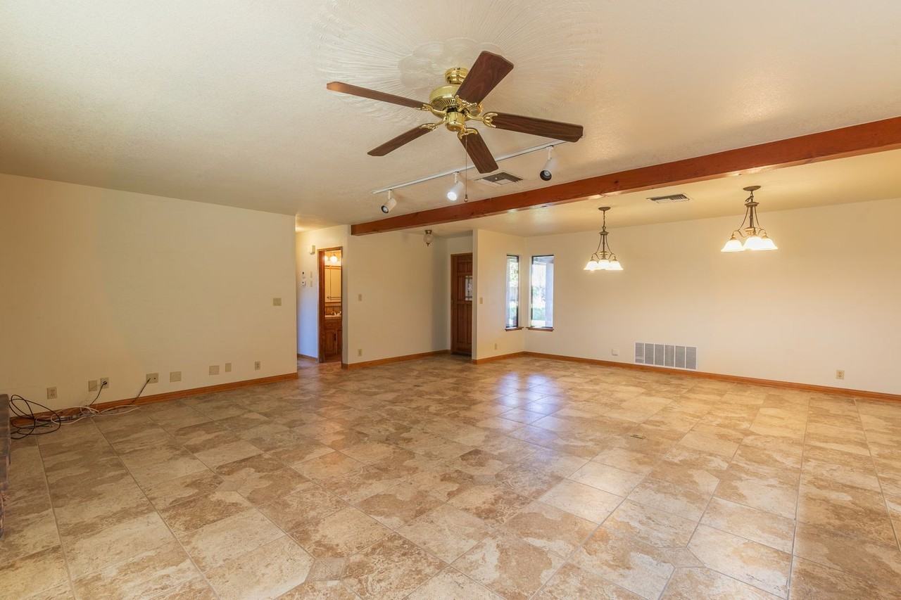 325 S Locust St - Photo 5 of 23