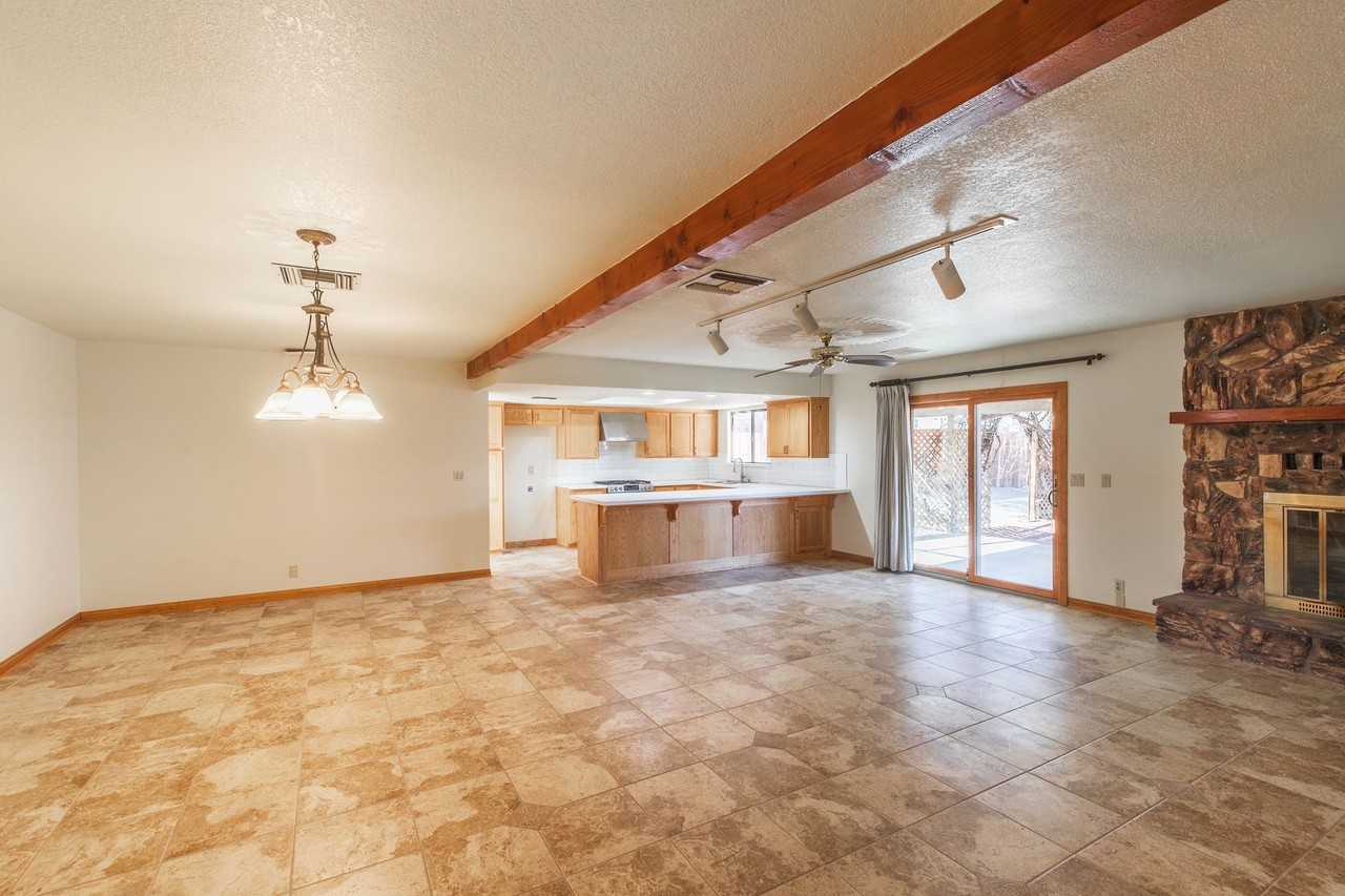 325 S Locust St - Photo 6 of 23