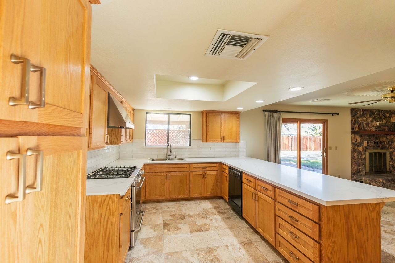 325 S Locust St - Photo 7 of 23