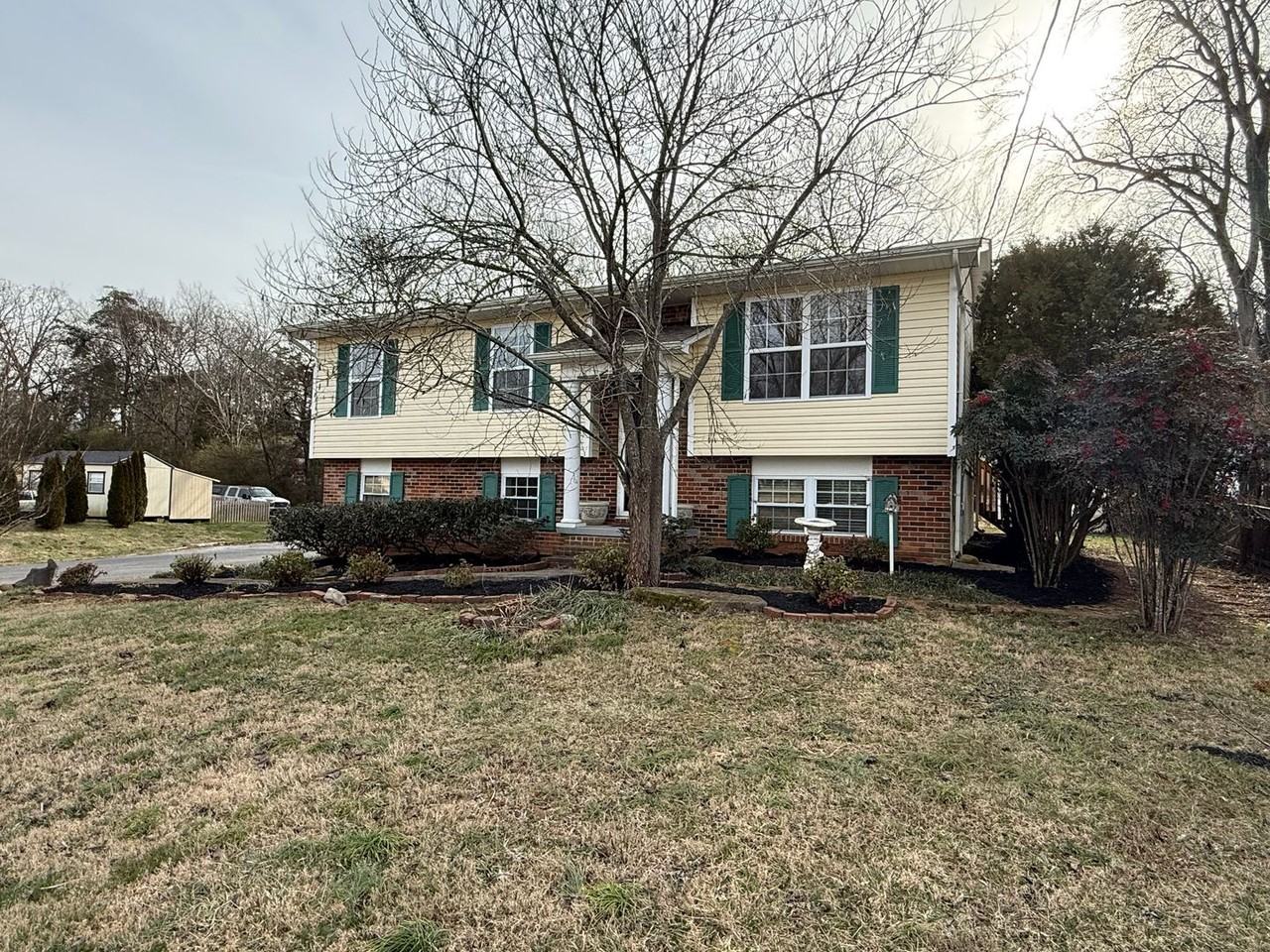 220 Brampton Rd - Photo 2 of 23