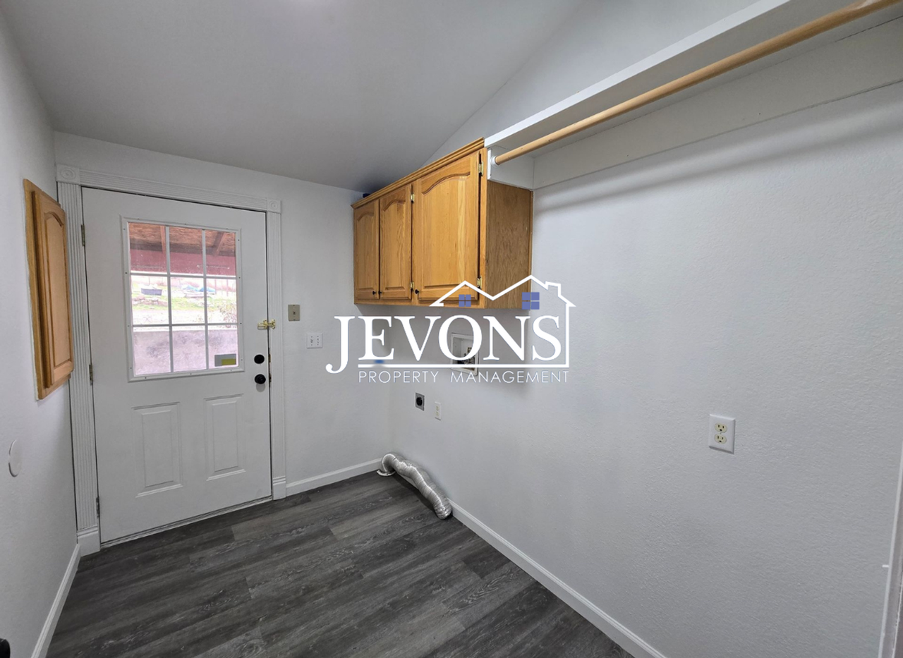 551 Point Dr - Photo 7 of 16