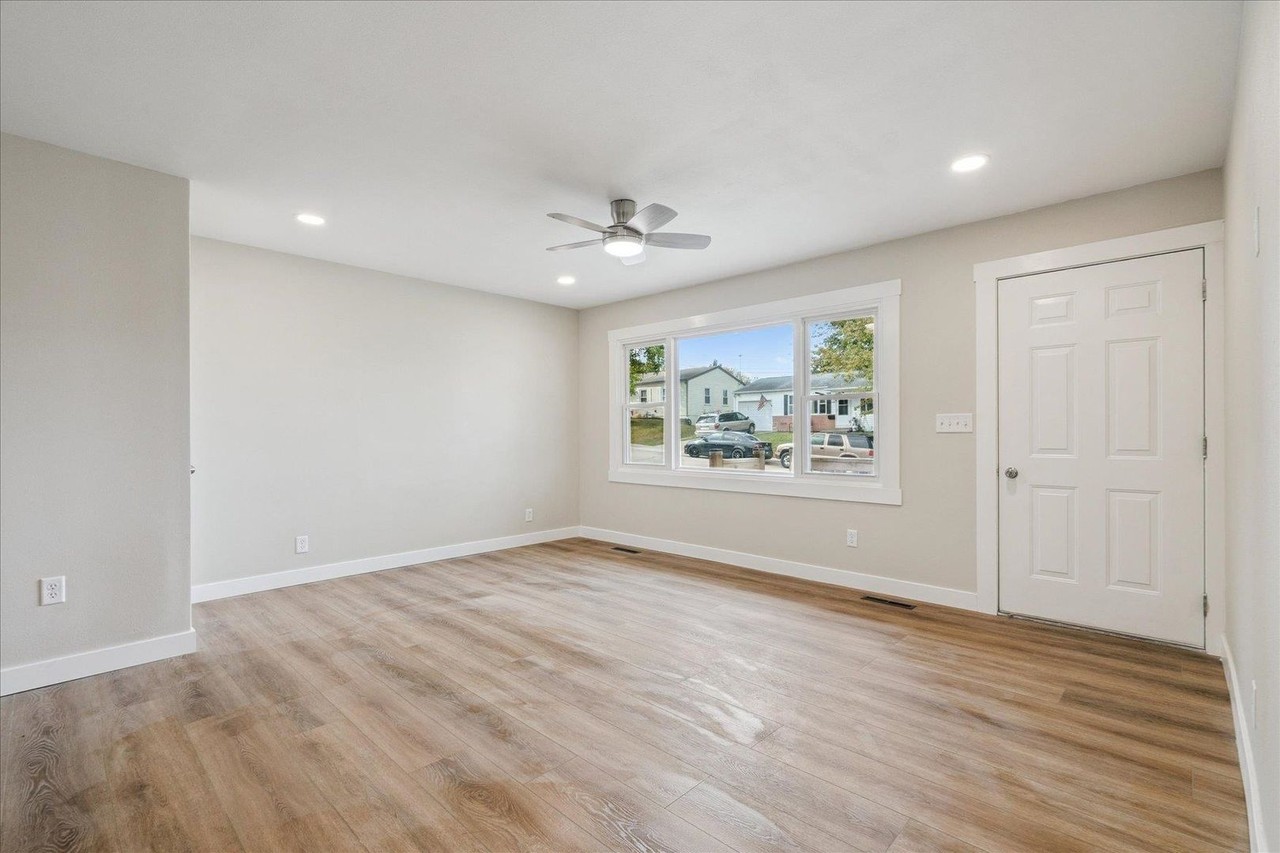 2290 Theda Dr - Photo 3 of 9