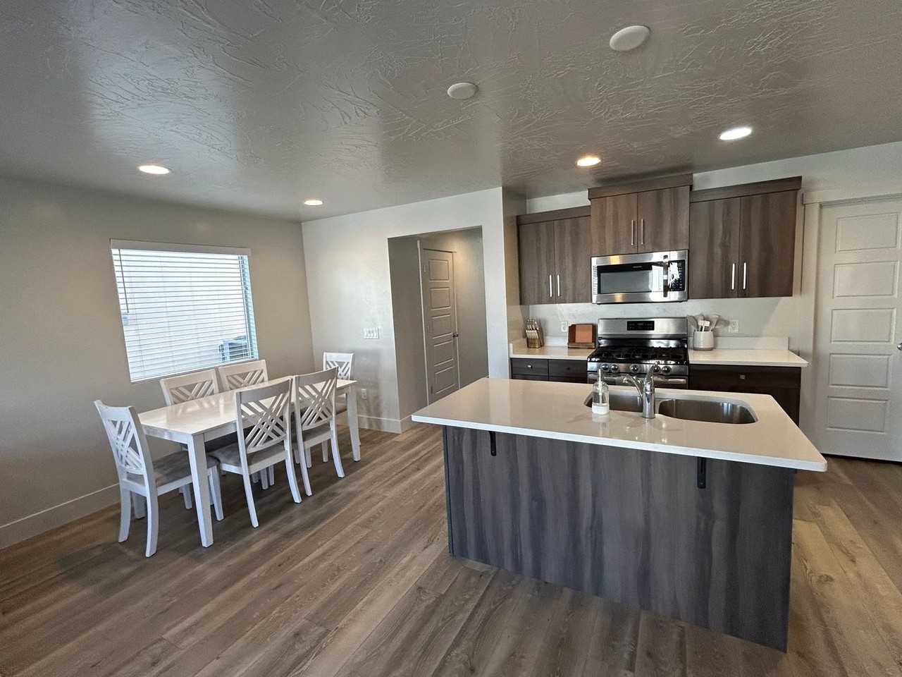 3113 E Sky Rim Way - Photo 4 of 40