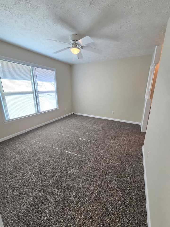 6884 Winchester St - Photo 5 of 12