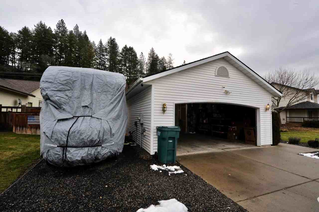 8448 N Parkside Dr - Photo 3 of 33