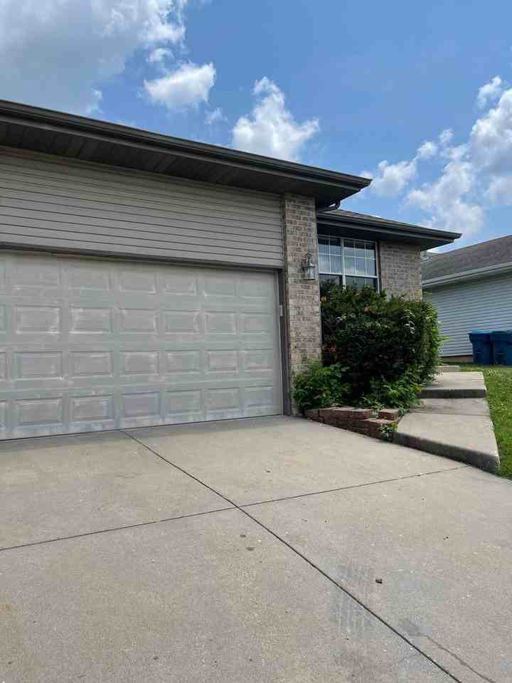 816 S Pinhook Dr - Photo 2 of 9