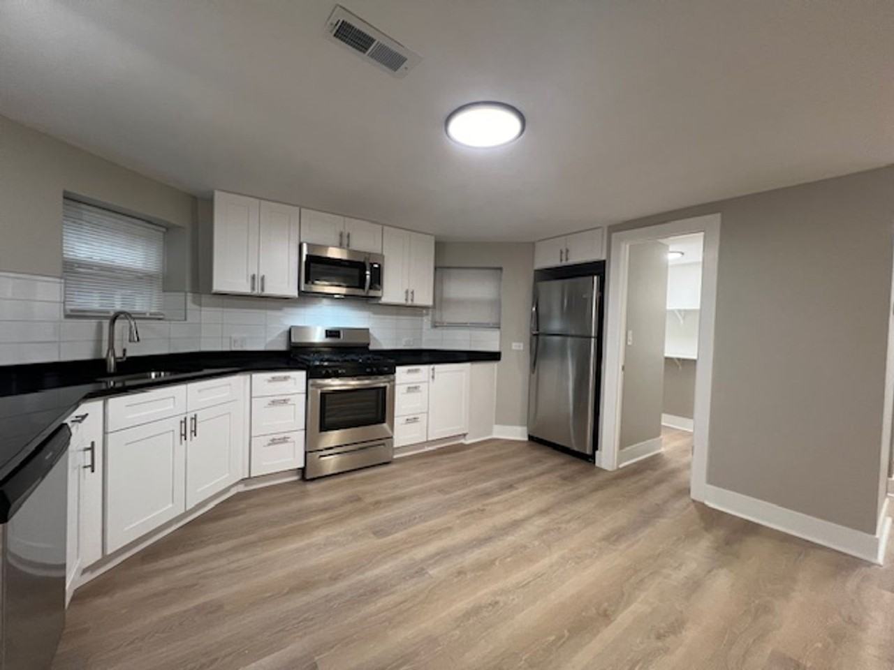 3457 N Springfield Ave - Photo 4 of 11