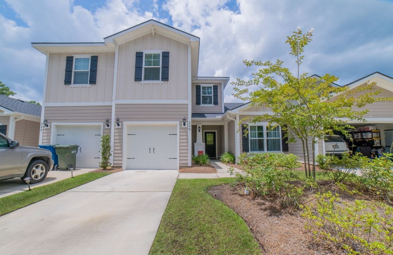 226 Lake Lily Dr - Photo 2 of 32