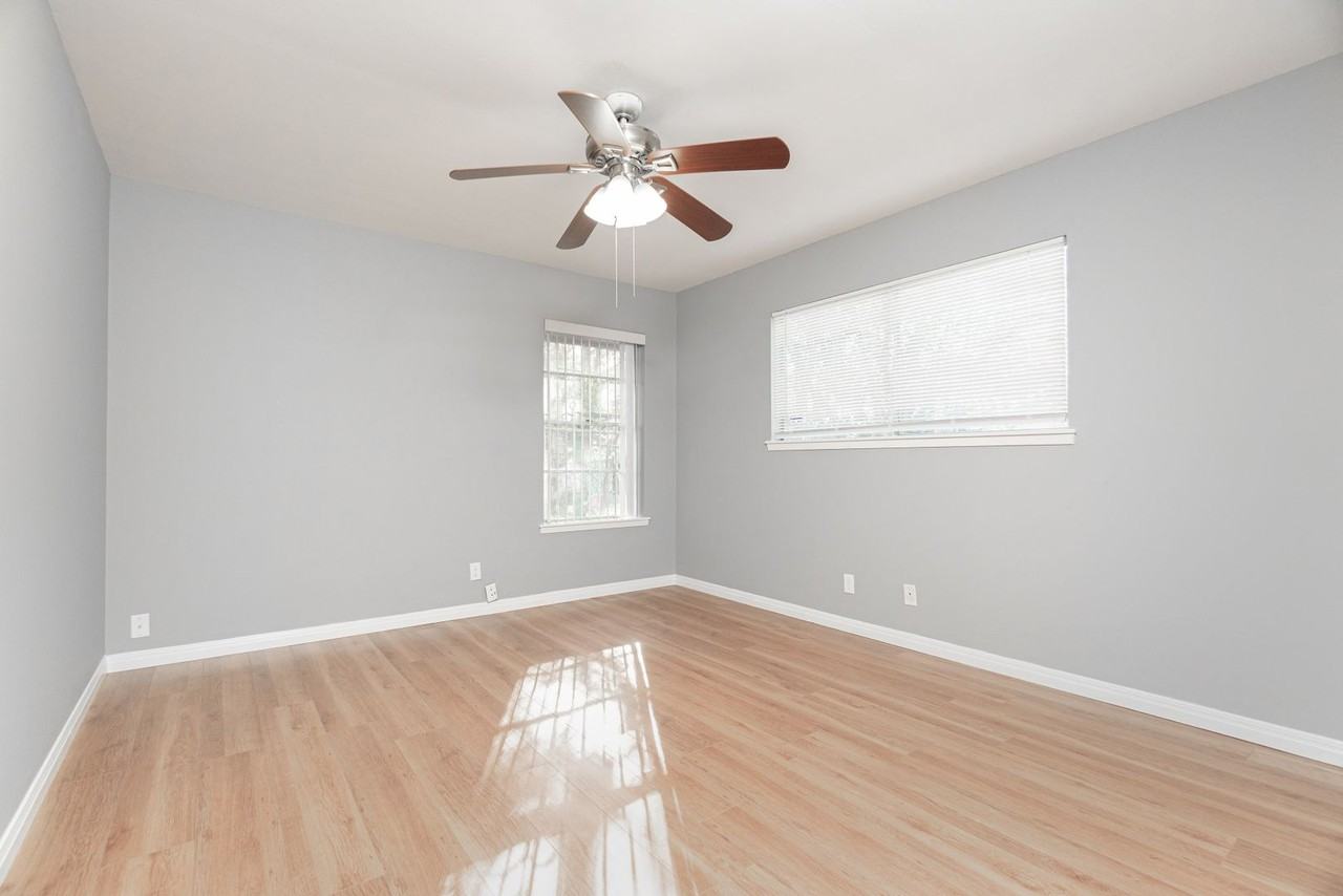 5836 Sloan Dr - Photo 4 of 15