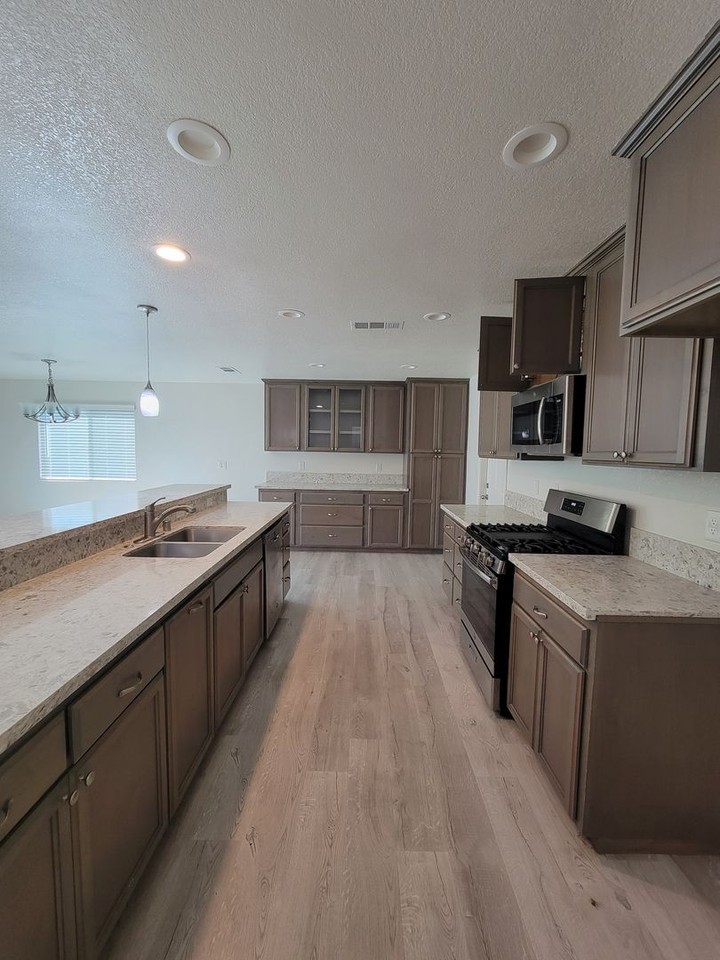 1506 S Crenshaw St - Photo 5 of 27