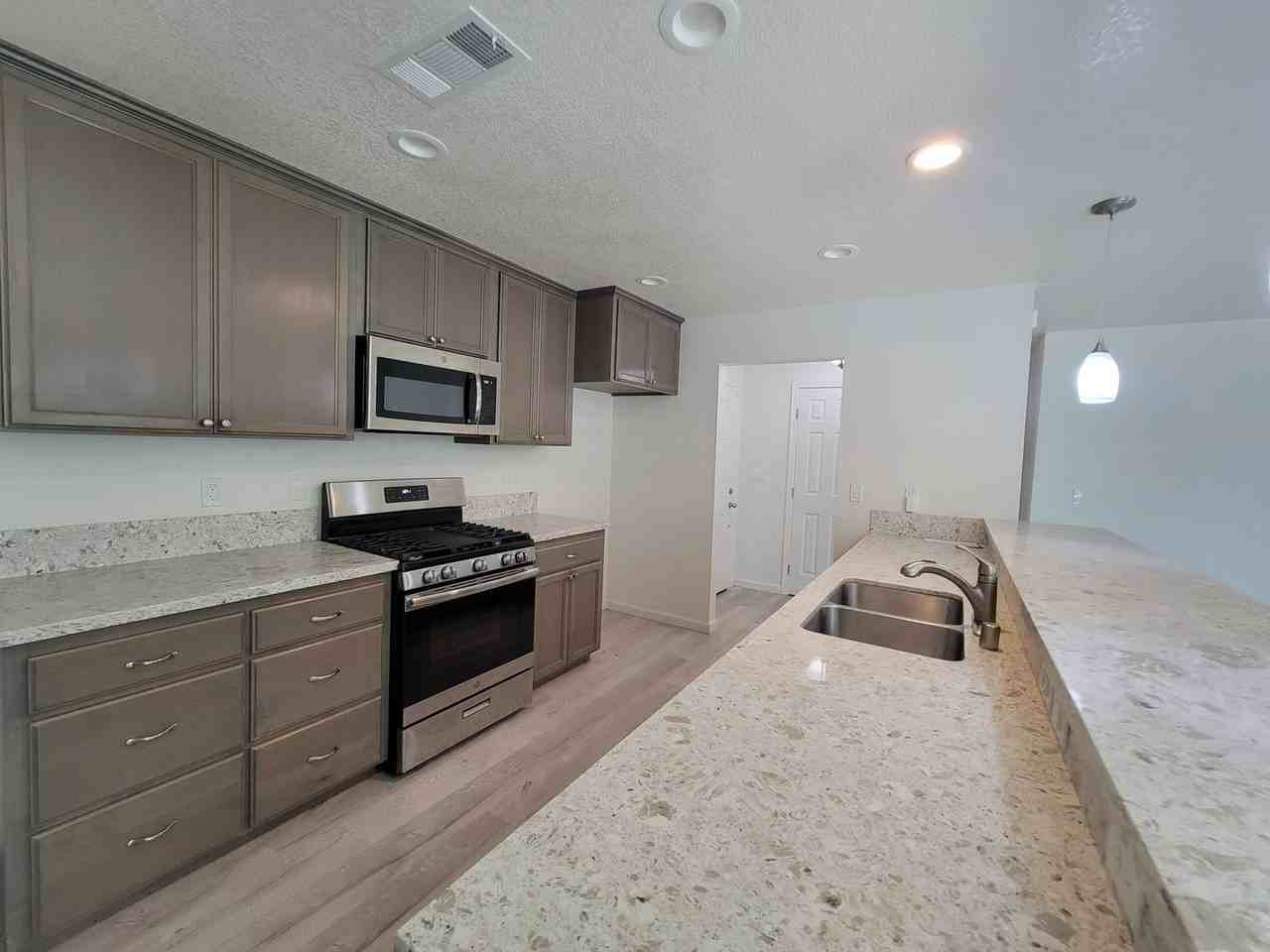 1506 S Crenshaw St - Photo 7 of 27