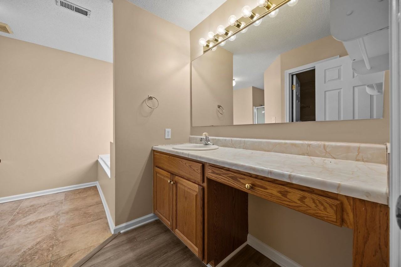 101 Fairwoods Ct - Photo 5 of 33