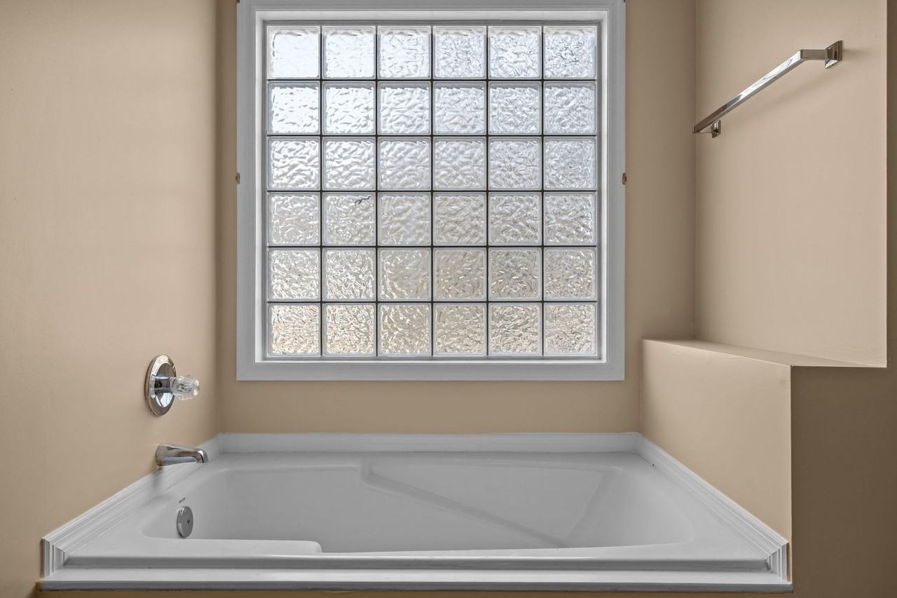 101 Fairwoods Ct - Photo 6 of 33