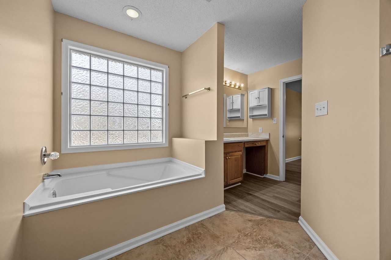 101 Fairwoods Ct - Photo 7 of 33