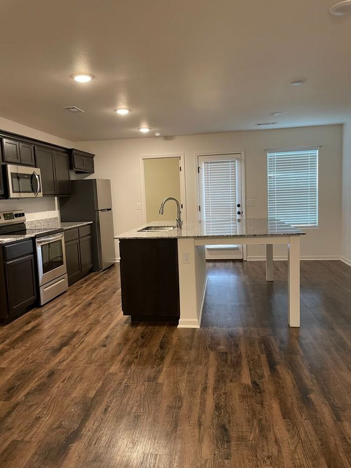 731 N Oak St - Photo 2 of 13