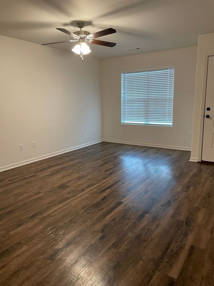 731 N Oak St - Photo 3 of 13