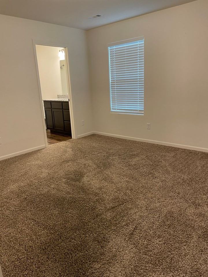 731 N Oak St - Photo 4 of 13