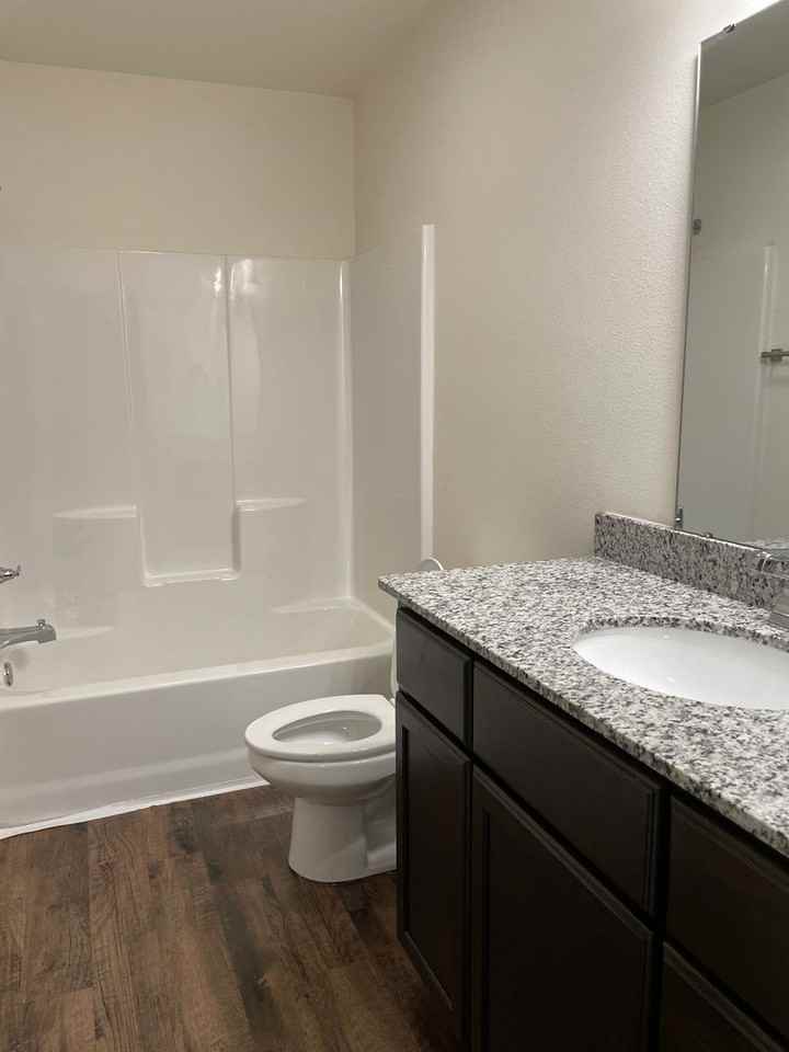 731 N Oak St - Photo 5 of 13