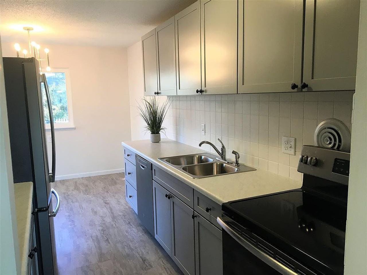 1016 Carver St - Photo 4 of 17