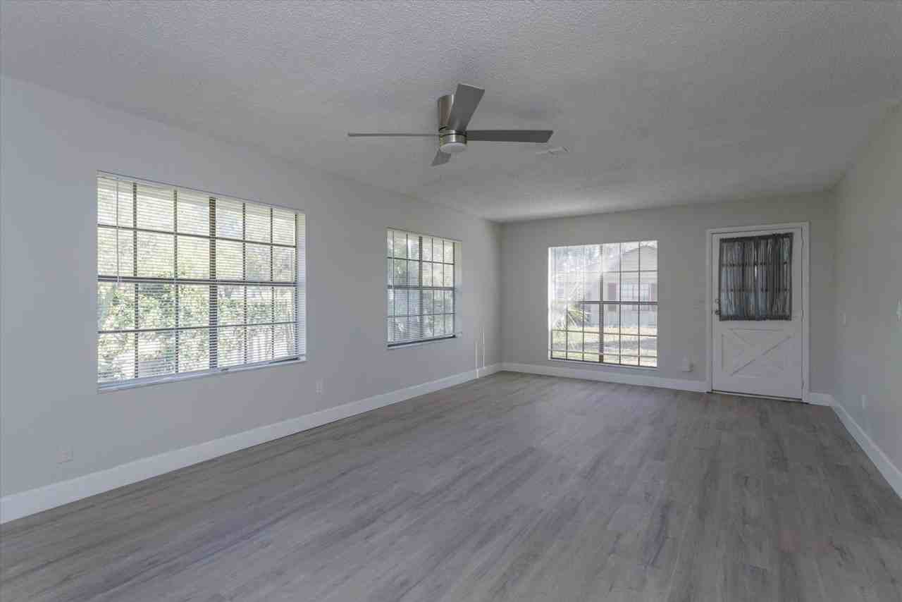 733 Woodhaven Dr - Photo 3 of 22