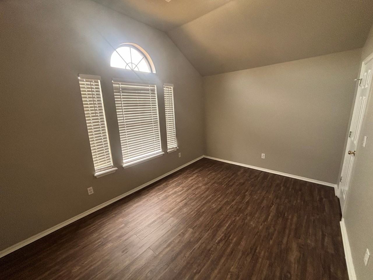 1404 Jordon Cir - Photo 6 of 13