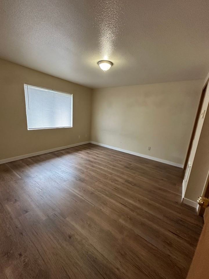 1140 W Vine St - Photo 5 of 9