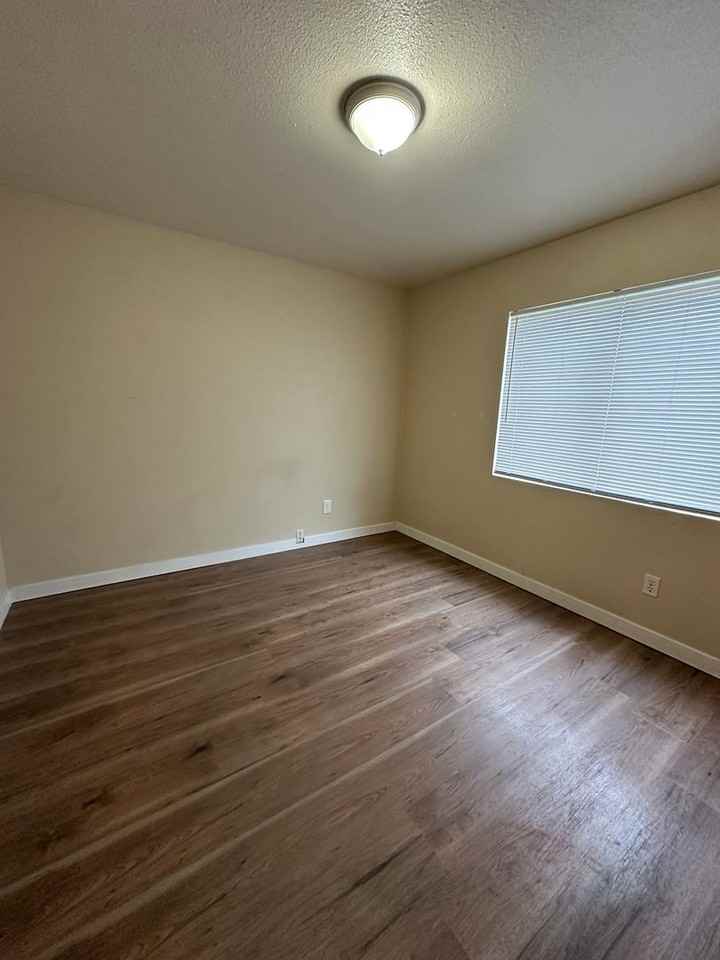 1140 W Vine St - Photo 7 of 9