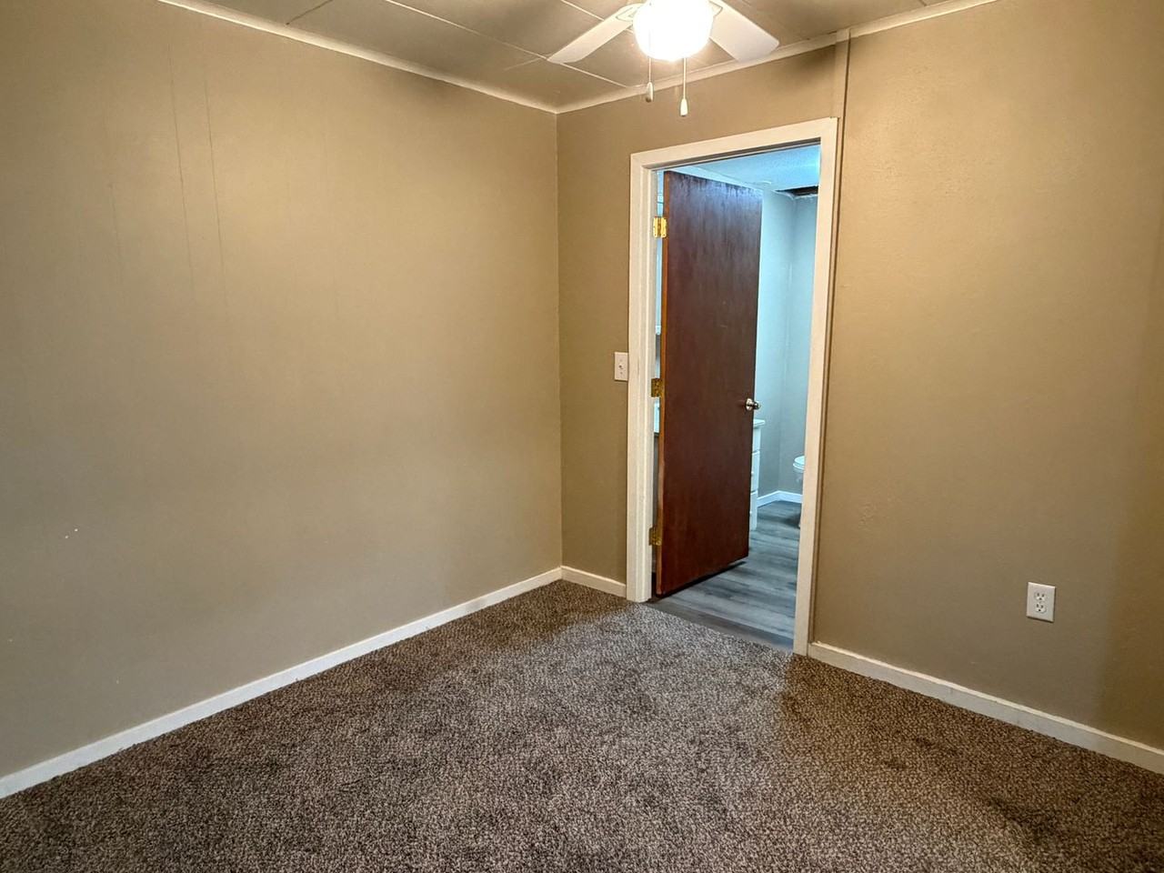 2920 Ne Riverside Ave - Photo 6 of 9