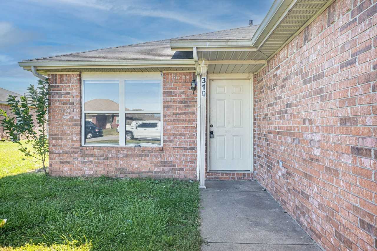 401 E Southern Trace Dr - Photo 2 of 32